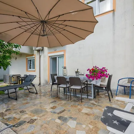 Gorgeous Apartment In Porec With Kitchen