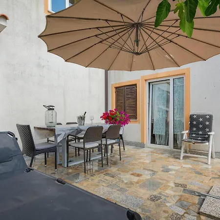 Gorgeous Apartment In Porec With Kitchen Apartment